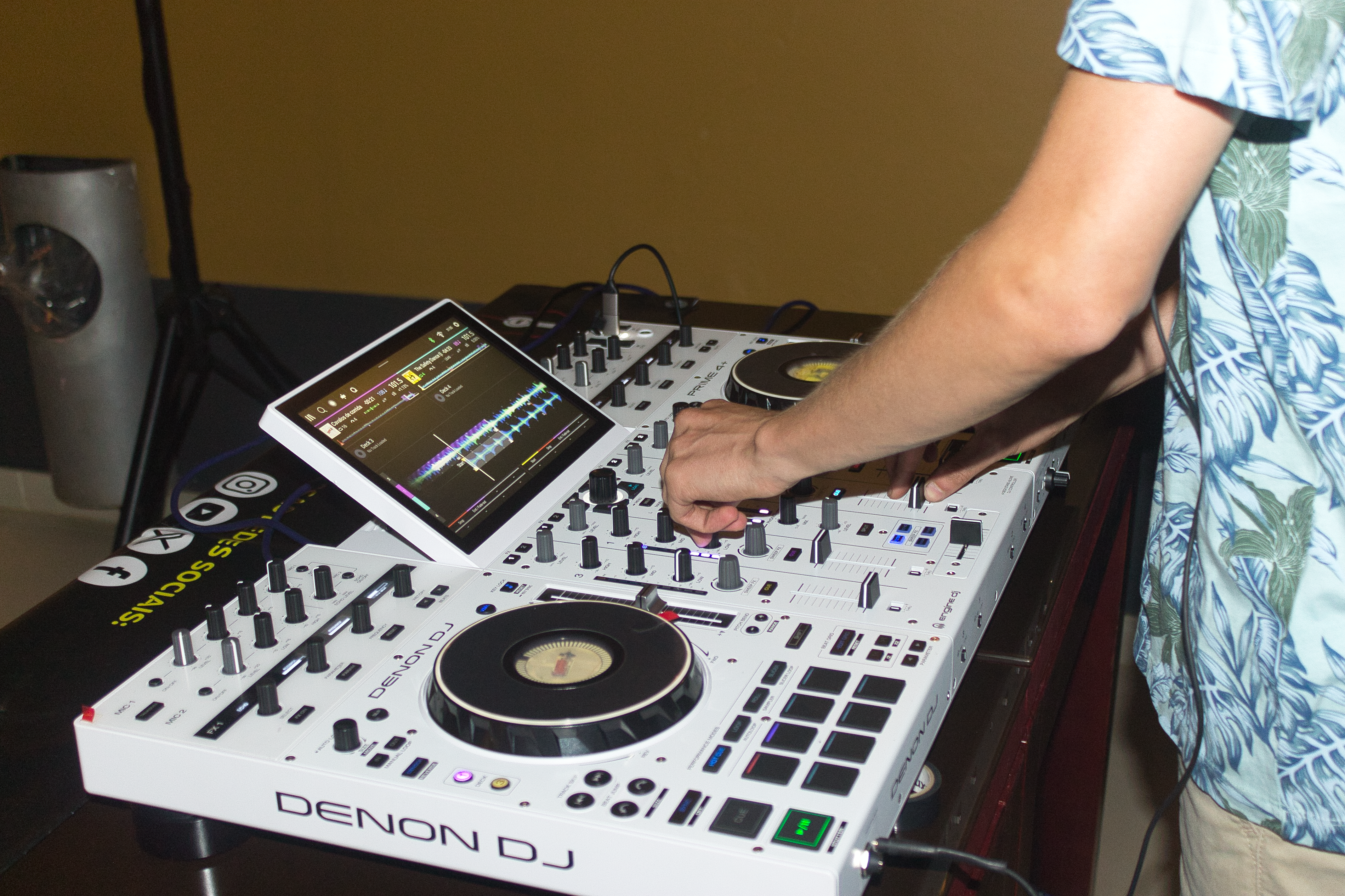 Controladora Denon DJ Prime 4+